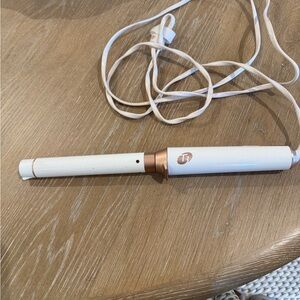 T3Micro singlepass curling 1 inch curling wand. Good condition